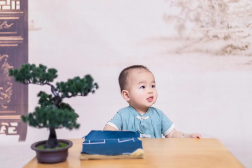 晋江宝宝咬手指甲怎么回事